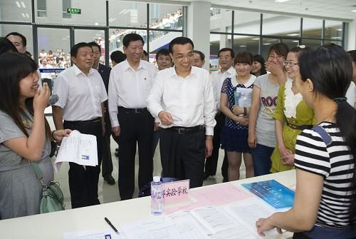     6月7日至8日，中共中央政治局常委、國務院總理李克強到河北邯鄲、邢臺、石家莊考察。這是6月8日，李克強來到河北師范大學了解大學生就業情況。新華社記者 黃敬文 攝