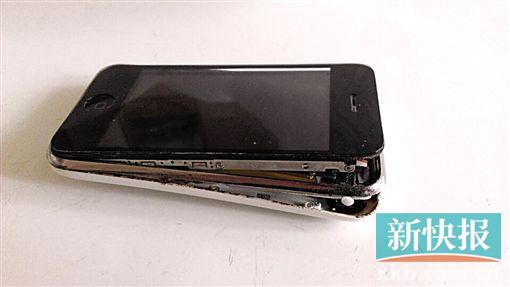 靜止狀態(tài)下的iPhone3突然自行爆開。