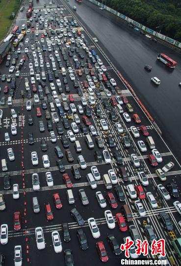 車多擁擠 江蘇南京上空無人機(jī)巡航高速報(bào)路況