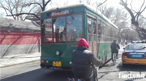 正在路上運行的銀窿純電動公交車。