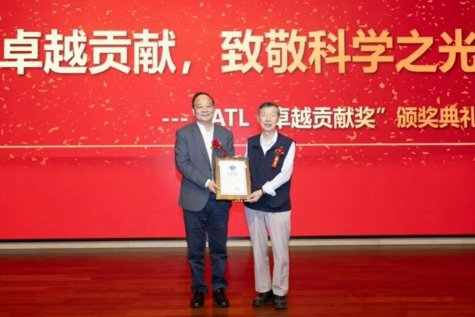 致敬中國鋰電池領(lǐng)域奠基人 寧德時(shí)代為85歲院士頒發(fā)“卓越貢獻(xiàn)獎(jiǎng)”