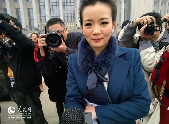 圖為用Google眼鏡拍攝的某媒體記者接受新華社等幾家媒體采訪現(xiàn)場(chǎng)。