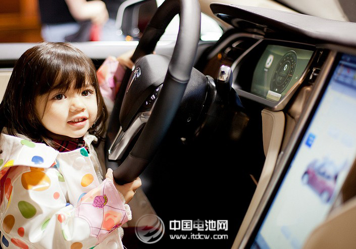 特斯拉：不只是一輛電動(dòng)汽車(chē)那么簡(jiǎn)單！