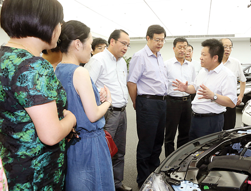 上海新能源車(chē)將免費(fèi)充電 政協(xié)委員考察示范基地