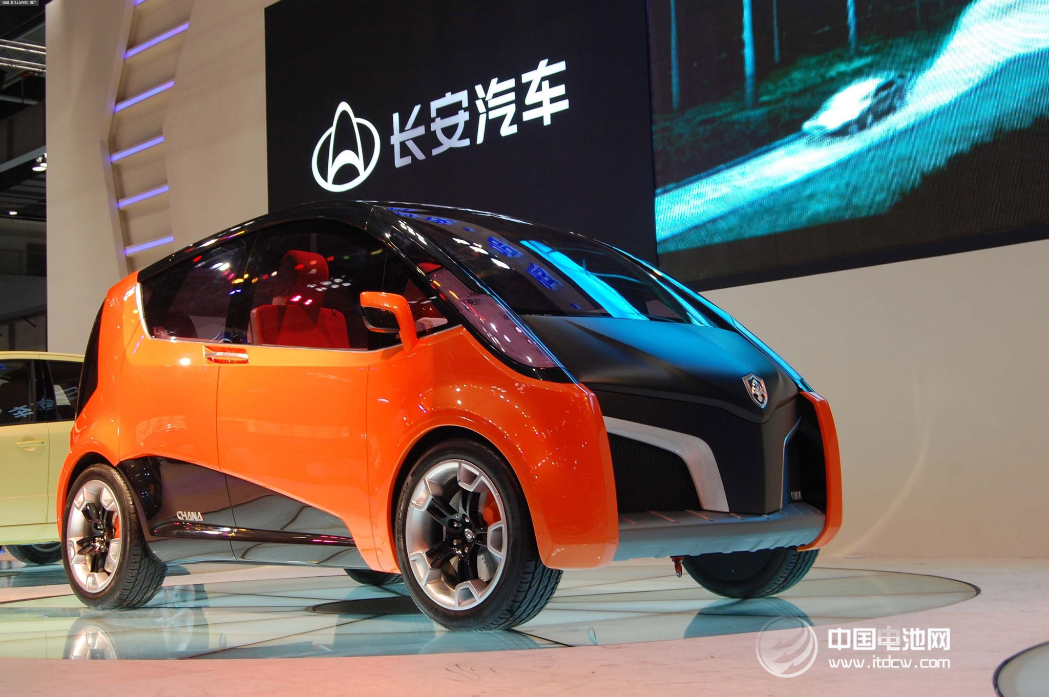 2014年上半年，中國新能源汽車生產(chǎn)20692輛，銷售20477輛，比上年同期分別增長2.3倍和2.2倍，產(chǎn)銷量已超過2013全年。
