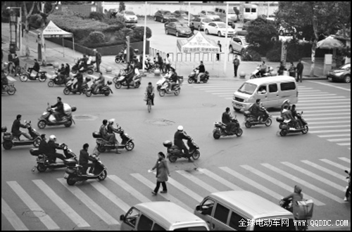 武漢逾百萬超標(biāo)電動(dòng)車將限行 催生20億市場(chǎng) 武漢逾百萬超標(biāo)電動(dòng)車將限行 催生20億市場(chǎng)