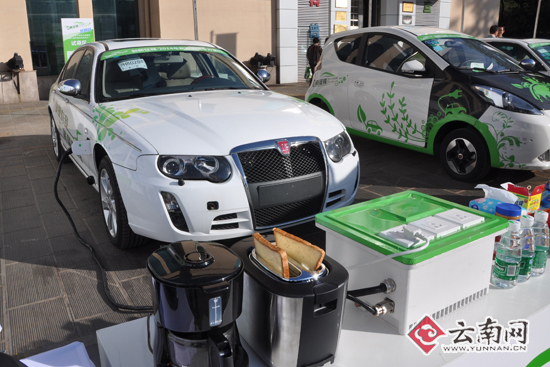 昆明市民現(xiàn)場(chǎng)了解新能源汽車