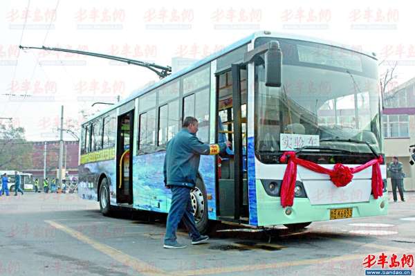 20日，島城首輛雙源無(wú)軌電車(chē)上路試跑。