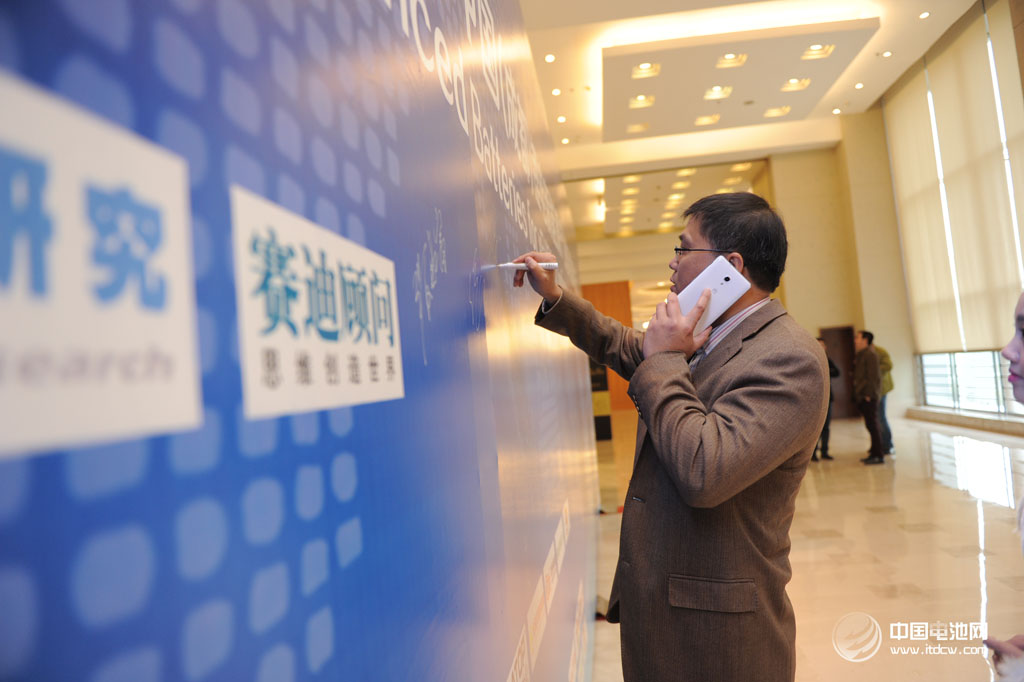 2014年中國（成都）鋰電新能源產(chǎn)業(yè)國際高峰論壇  簽字臺(tái)