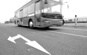 南車混合動(dòng)力公交車。