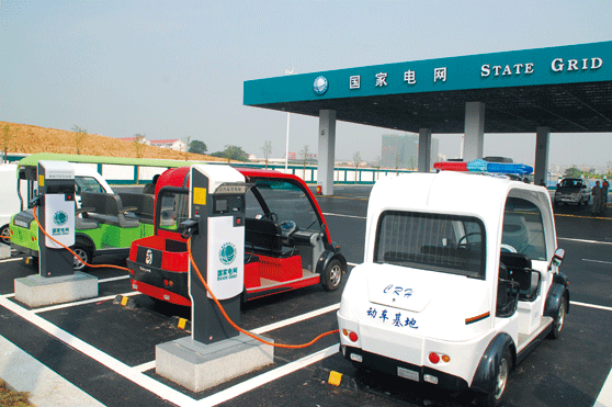 武漢電動(dòng)汽車普及遭遇充電難 自建需停車位 武漢電動(dòng)汽車普及遭遇充電難 自建需停車位