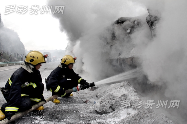黔西一大掛車(chē)自燃  價(jià)值400萬(wàn)碳酸鋰損失過(guò)半