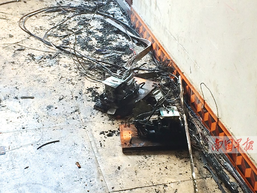 車棚失火燒掉60多輛電動車 疑為電動車過充引起 車棚失火燒掉60多輛電動車 疑為電動車過充引起