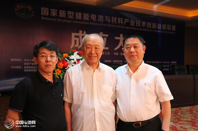 中國電池網創始人與中科院楊裕生院士等合影