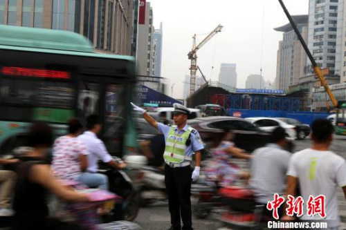鄭州：電動(dòng)車大軍浩浩蕩蕩 安全隱患引爭(zhēng)議不斷