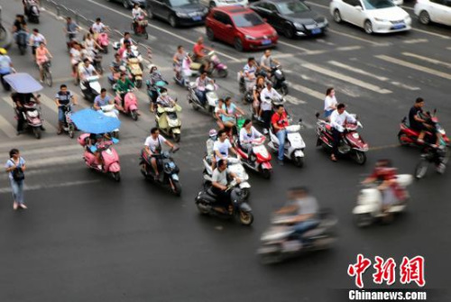 14399鄭州：電動(dòng)車大軍浩浩蕩蕩 安全隱患引爭(zhēng)議不斷