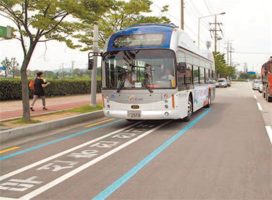 p83-4 4.在韓國龜尾市的無線充電路段，純電動公交車可在行駛的過程中充電。