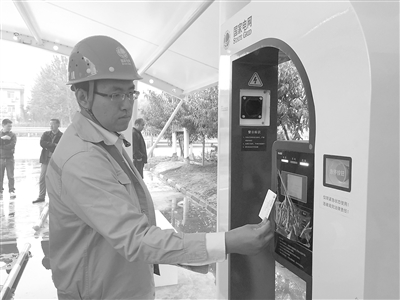 國網廊坊供電公司工作人員正在為電動汽車充電。記者張琳 攝