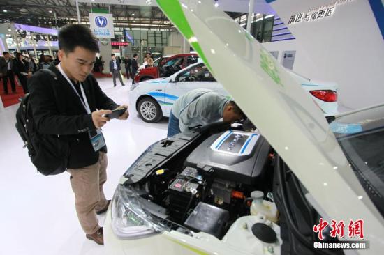 中國國際工業(yè)博覽會上的20余款新能源車實車集體亮相 中新社 張亨偉 攝
