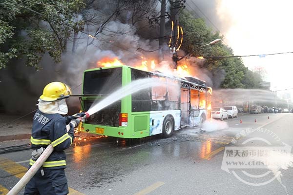 湖北咸寧一輛新能源公交自燃點(diǎn)著路邊變壓器 車價(jià)百萬 湖北咸寧一輛新能源公交自燃點(diǎn)著路邊變壓器 車價(jià)百萬