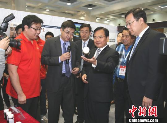 青島市委副書(shū)記、市長(zhǎng)張新起參觀(guān)2015中國(guó)國(guó)際石墨烯創(chuàng)新大會(huì)