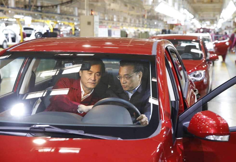 李克強考察江淮汽車集團  體驗新能源汽車