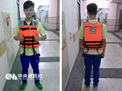臺灣研發團隊設計出鹽水電池 救生衣可亮3天