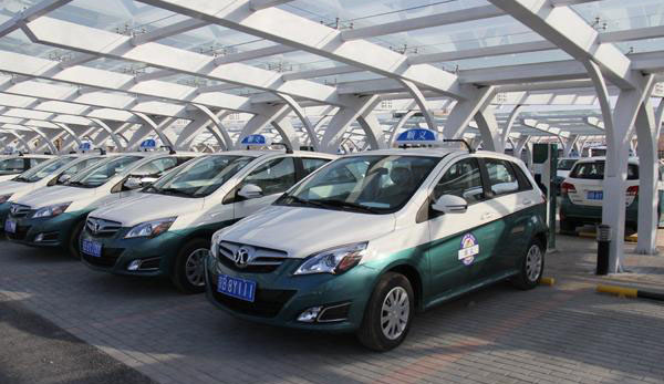 北京市區將投放200輛換電出租車 2分45秒就換完電池