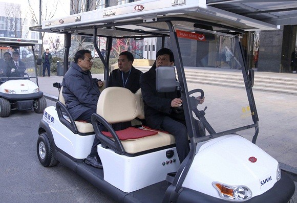 體驗太陽能電動車 李克強總理贊嘆創新之道 體驗太陽能電動車 李克強總理贊嘆創新之道