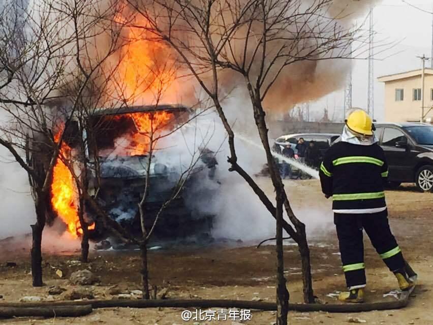 通州一汽車充電時自燃 焚毀成骨架 通州一汽車充電時自燃 焚毀成骨架