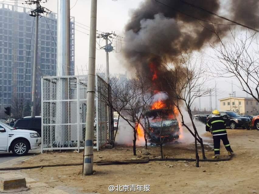 通州一汽車充電時自燃 焚毀成骨架 通州一汽車充電時自燃 焚毀成骨架