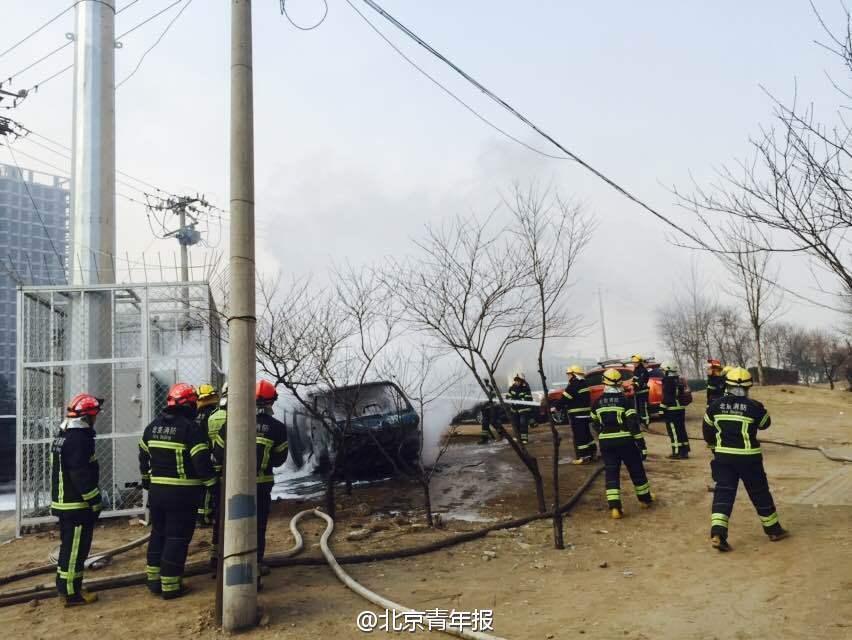 通州一汽車充電時自燃 焚毀成骨架 通州一汽車充電時自燃 焚毀成骨架