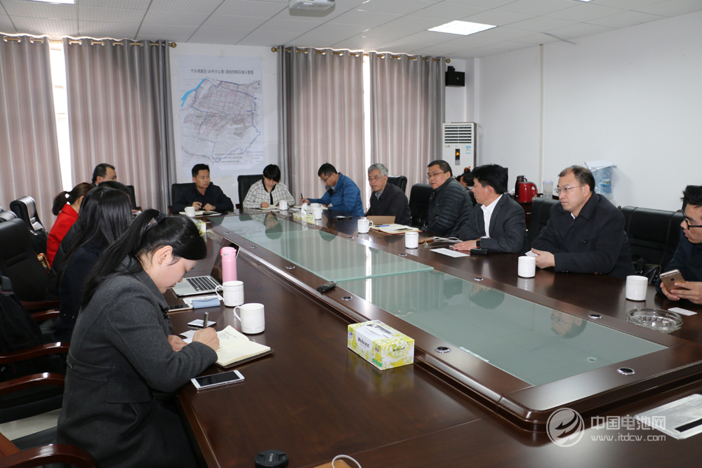 中國鋰電新能源產業鏈調研團與寧鄉高新區管委會領導合影留念 中國鋰電新能源產業鏈調研團與寧鄉高新區管委會領導合影留念