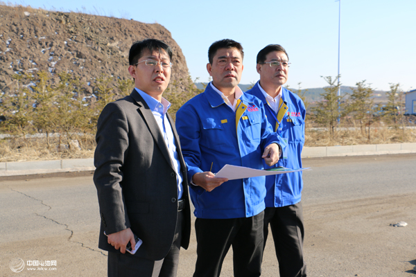 鴻圖隔膜董事長(zhǎng)張漢鴻、副總經(jīng)理周洪臣及中國(guó)電池網(wǎng)創(chuàng)始人于清教查看二期規(guī)劃
