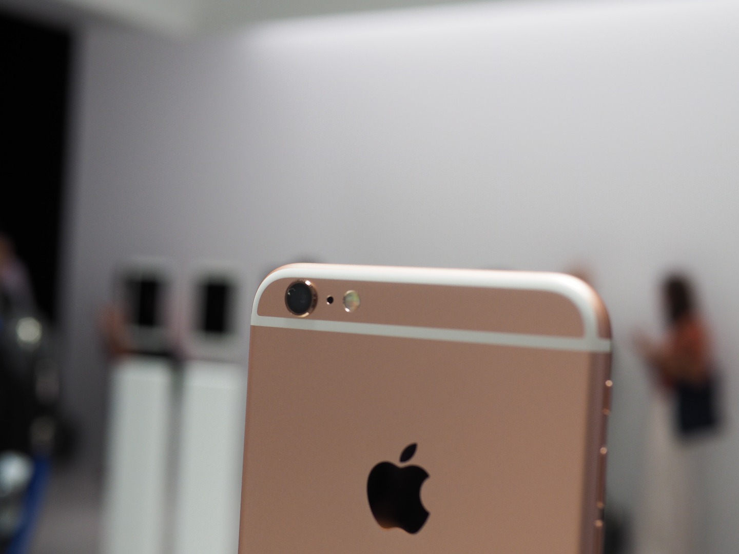 受國產(chǎn)手機沖擊iPhone銷量首度下滑 蘋果被誰咬了一口？