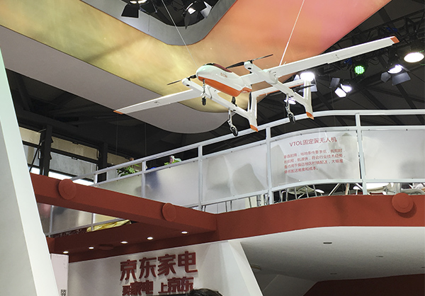 第二屆亞洲消費電子展(CES Asia)上，京東曝光了正在研發中的兩款用來送貨的無人機。 澎湃新聞記者 楊鑫倢 圖