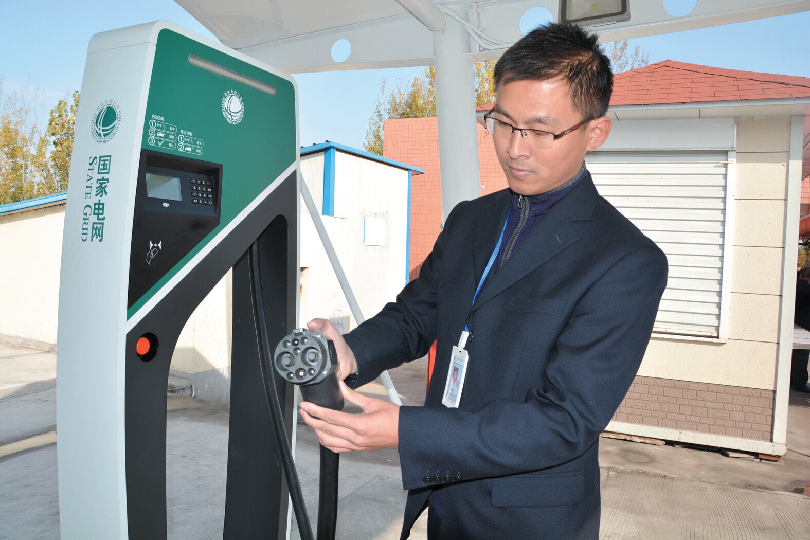 破解新能源車充電難“瓶頸” 山東將建35萬個充電樁 破解新能源車充電難“瓶頸” 山東將建35萬個充電樁