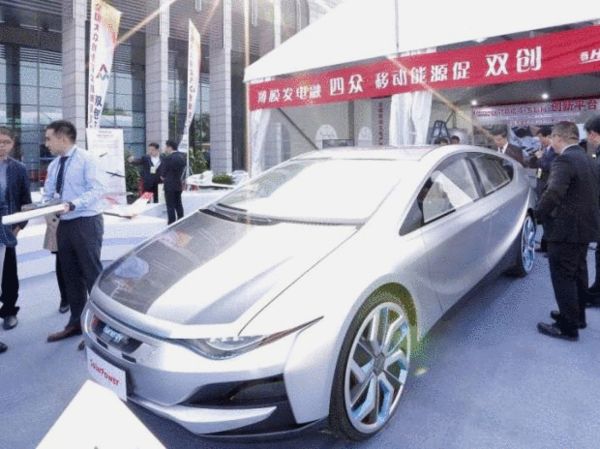 “2015年10月19日漢能發(fā)布的全太陽(yáng)能動(dòng)力概念車” 