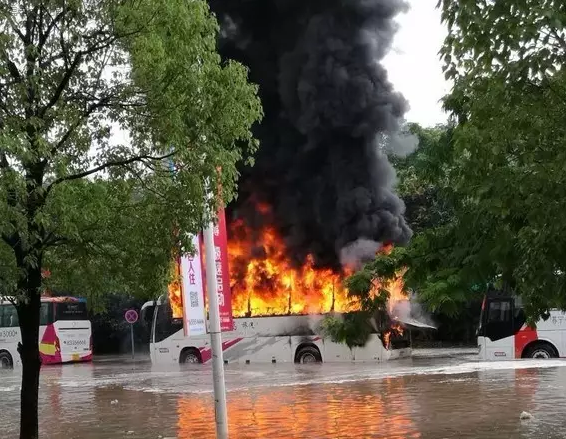 南京電動大巴水中起火誰之過？