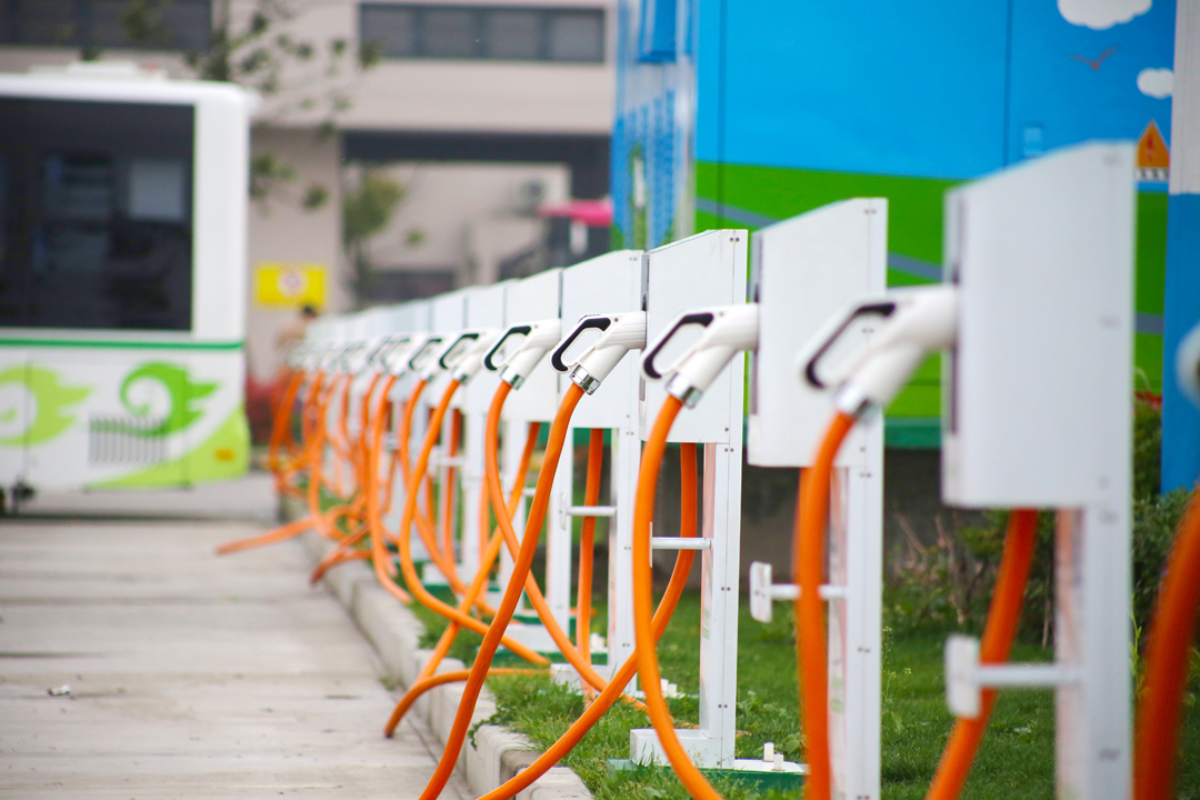 新能源汽車產銷繼續高增長 多部委推動充電樁建設 新能源汽車產銷繼續高增長 多部委推動充電樁建設