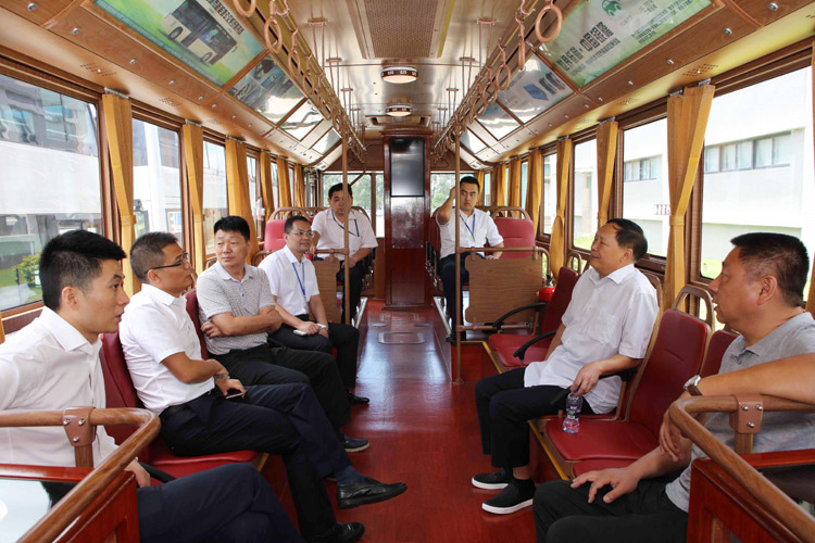 鐺鐺車上，市場部總經(jīng)理張斌與領(lǐng)導(dǎo)們就新能源汽車未來在許昌的發(fā)展與應(yīng)用作深入交談。