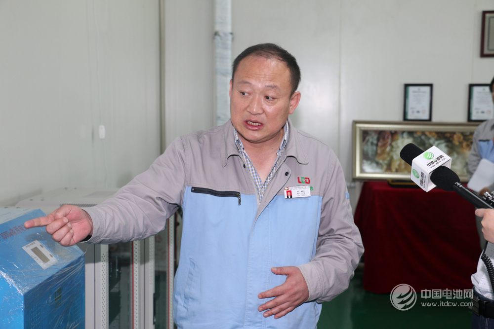 綠草地董事長(zhǎng)王瓏為調(diào)研團(tuán)介紹公司產(chǎn)品