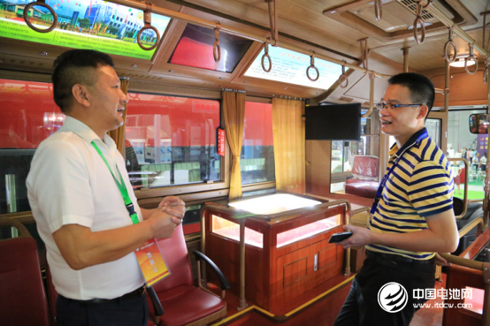 （營銷一部副總經(jīng)理杜榮生邀請客戶登上仿古鐺鐺車上作全面了解）