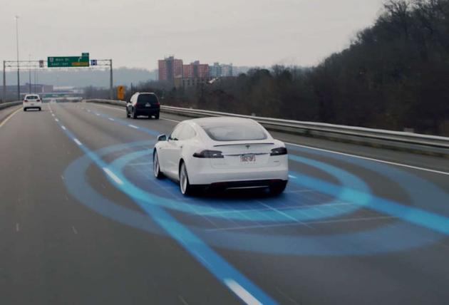 特斯拉的Autopilot自動(dòng)輔助駕駛功能