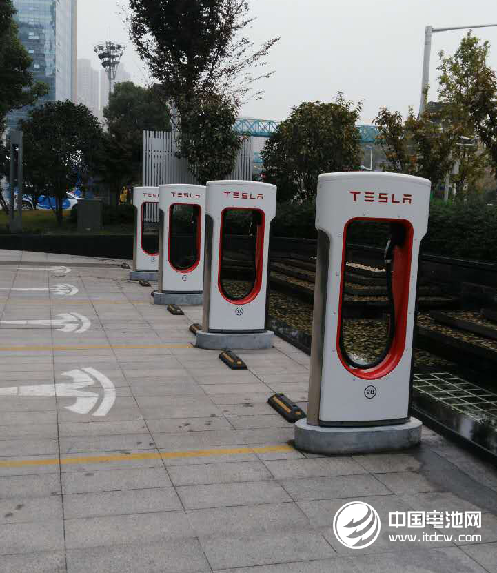 特斯拉或將使用超大功率充電樁 5-10分鐘充滿電 特斯拉或將使用超大功率充電樁 5-10分鐘充滿電