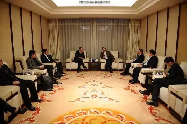 東風公司領導竺延風、李紹燭、劉衛東和寧德時代創始人曾毓群一行友好洽談