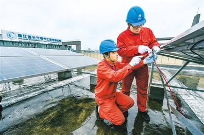 浙江省長興縣湖州昆侖電氣設(shè)備有限公司工作人員檢查分布式光伏電站設(shè)備運行情況。