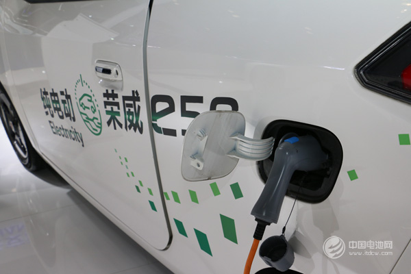 車企競(jìng)相開發(fā)自動(dòng)駕駛汽車和電動(dòng)汽車 汽車業(yè)瀕臨拐點(diǎn)