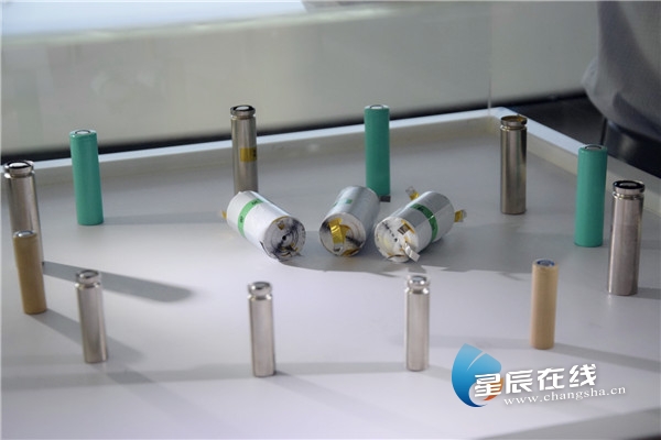 (展示廳內展示的動力電池。) (展示廳內展示的動力電池。)