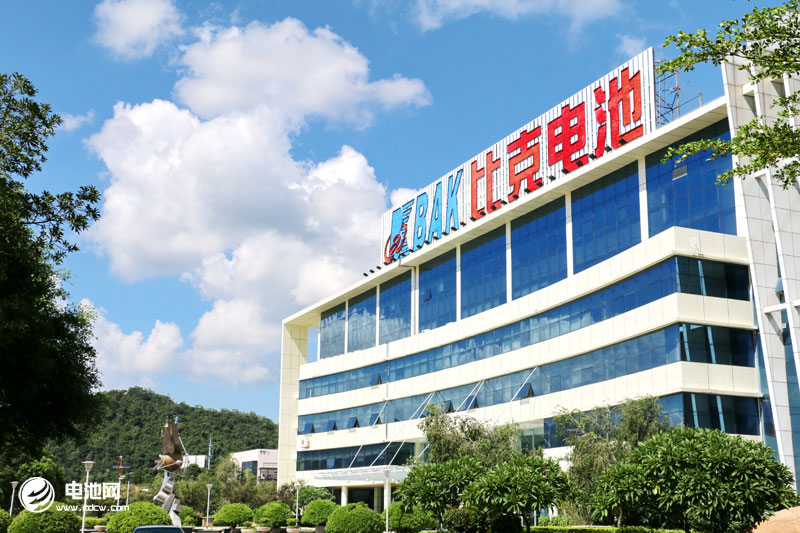 比克電池已將其持有的比克動力3.3055%股權(quán)轉(zhuǎn)讓給長信科技，并于2019年3月7日辦理完畢工商變更登記手續(xù)。